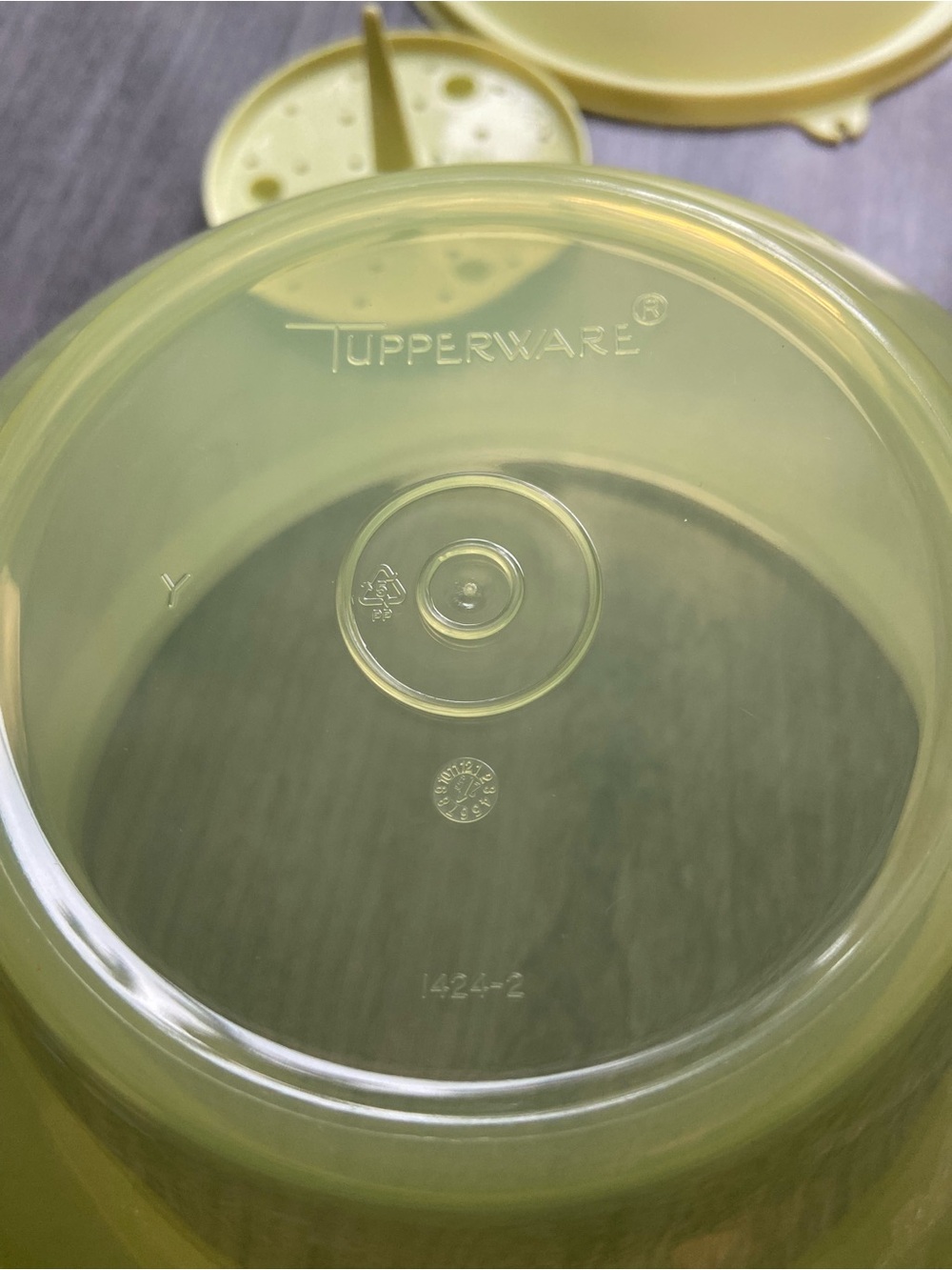 Tupperware Super Crisp-It Lettuce Keeper in a light green